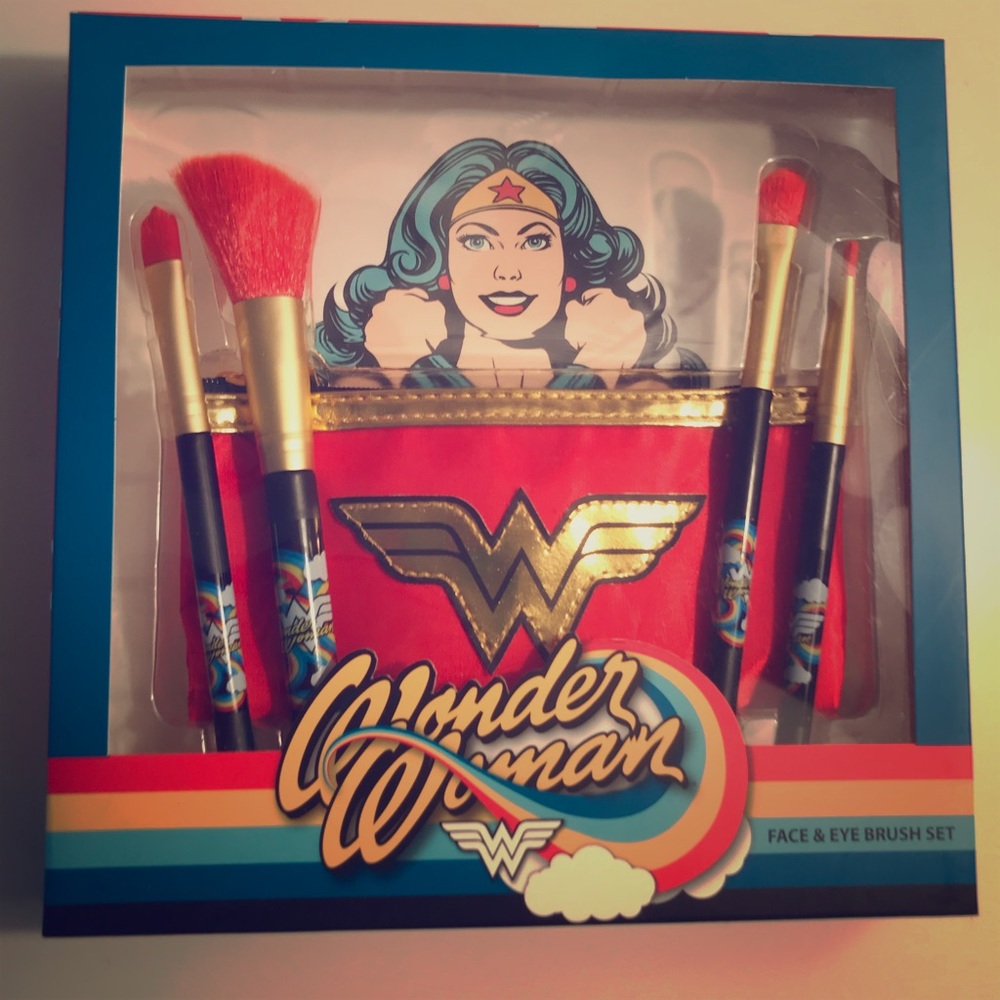 Wonder Woman Face & Eye Brush Set- Limited Edition